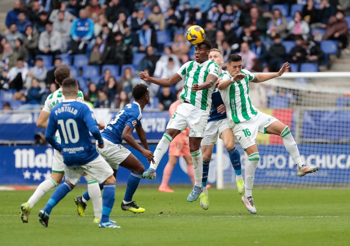 Marvel cabecea un balón peligroso para el marco del Córdoba CF.