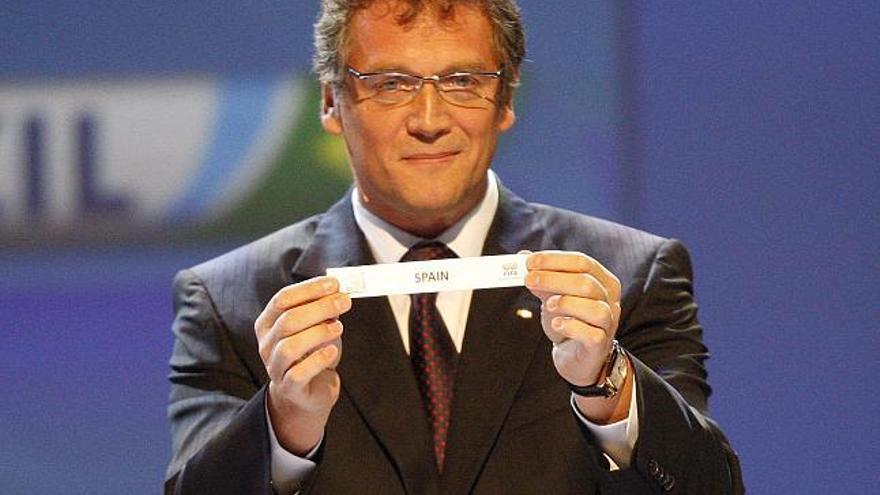 El secretario general de la FIFA, Jerome Valcke, con la papeleta de España durante el sorteo de la Copa de las Confederaciones que se ha realizado en el centro de convenciones Sandton de Johannesburgo, Sudáfrica, hoy 22 de noviembre de 2008. La Copa de las Confederaciones se celebrará en cuatro ciudades sudafricanas, del 14 al 28 del próximo junio 2009, y se presenta como todo un ensayo para la, más trascendente, Copa del Mundo de Sudáfrica 2010. EFE/Kim Ludbrook