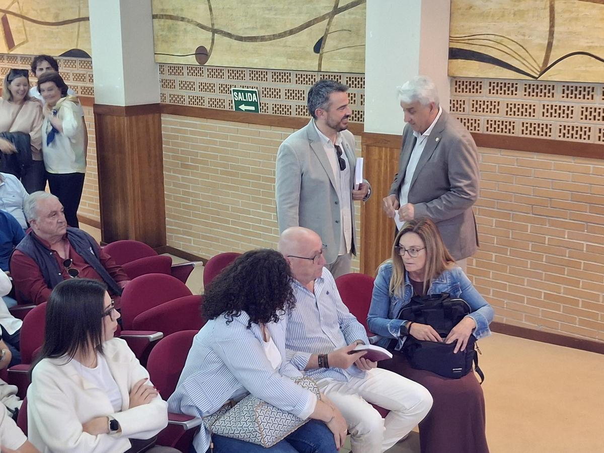 El comisario principal de Gandia, José Martínez Espasa, charla con el intendente jefe de Xàbia