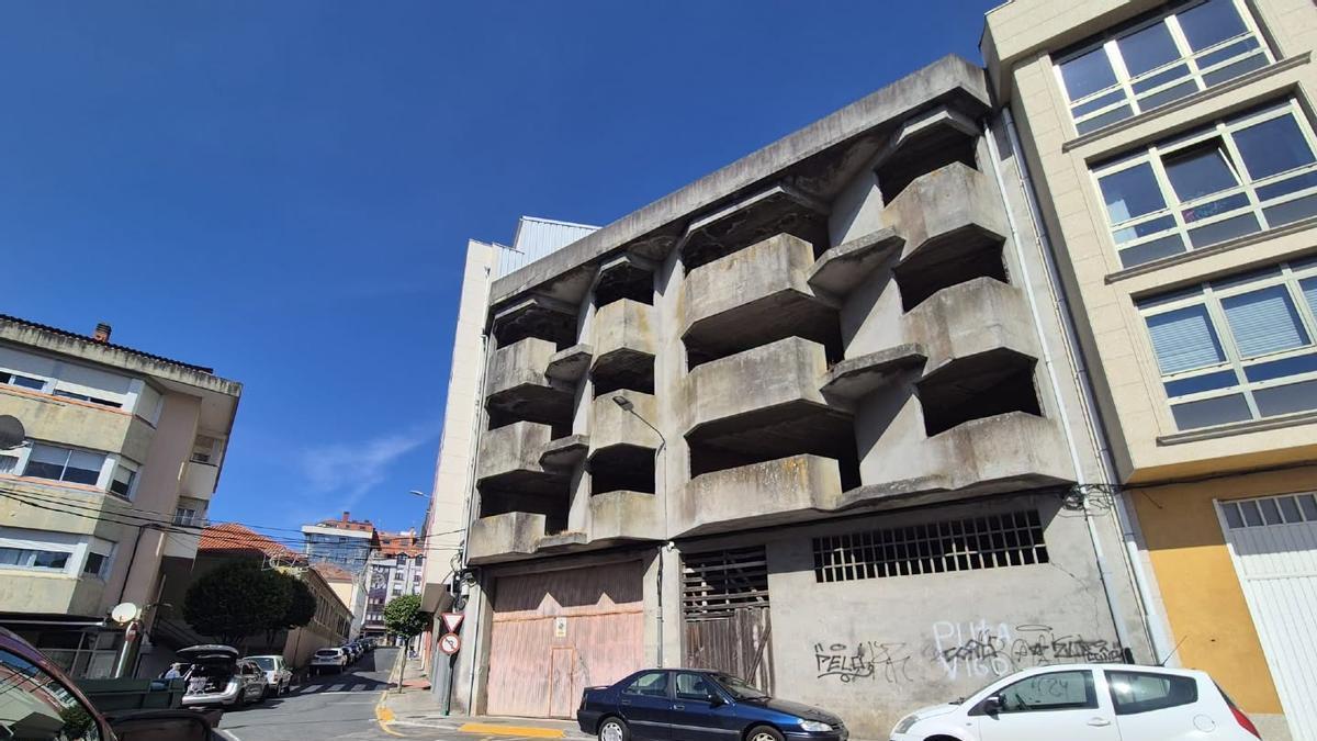 Edificio da rúa San Juan Bautista que vai ser rematado despois de 46 anos.