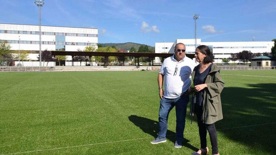 La concelleira Anxos Riveiro viendo la evolución de las obras de A Xunqueira. // G. Santos