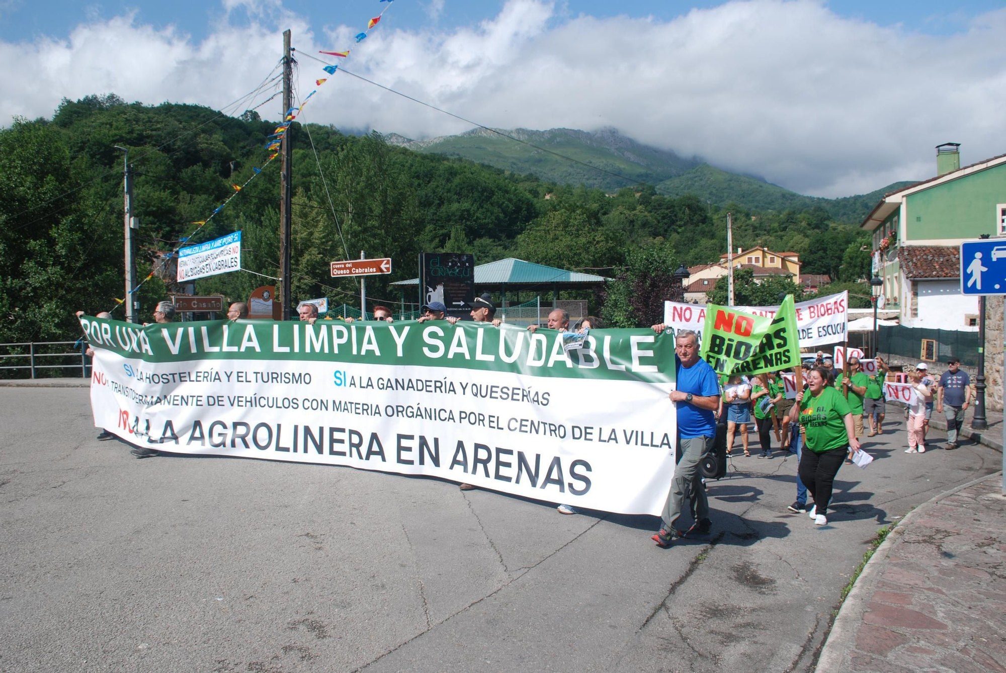 Manifestación contra la planta de biogás en Arenas de Cabrales