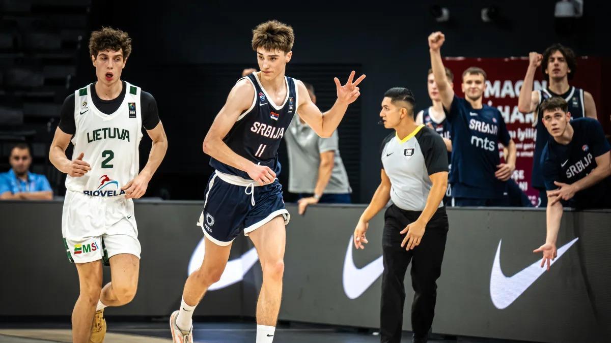 Lukic celebra un triple duante el partido contra Lituania