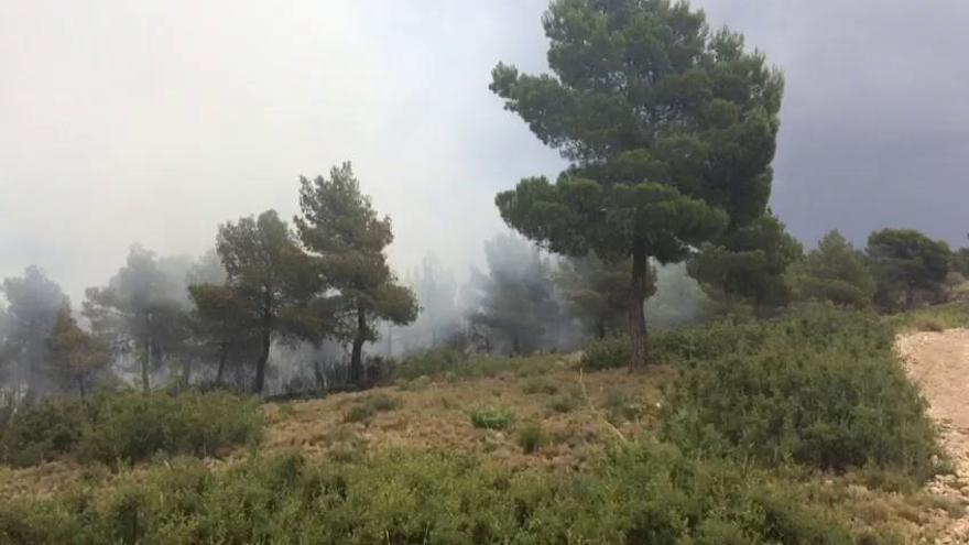 Un rayo provoca un incendio en la sierra de Biar