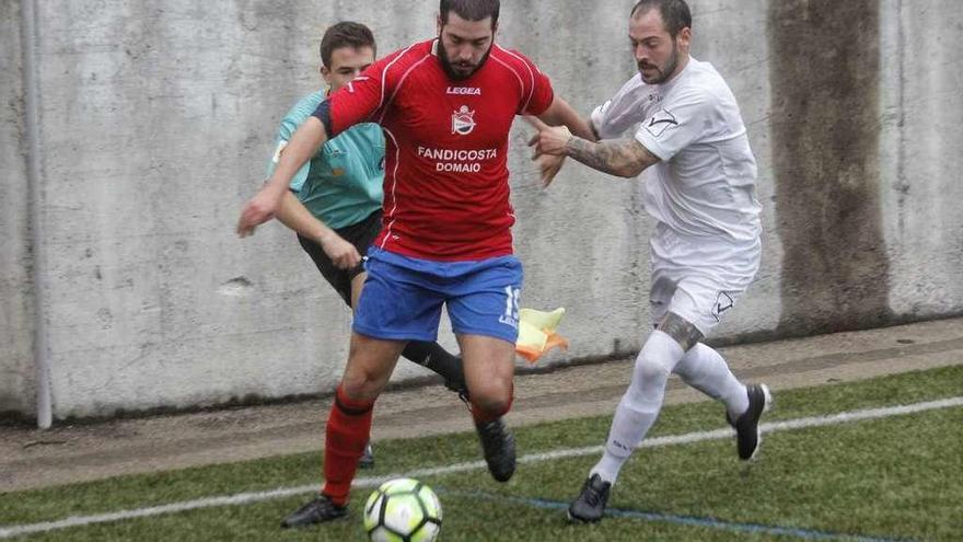 André juega el balón ante la oposición de un futbolista rival en el duelo del domingo. // Santos Álvarez