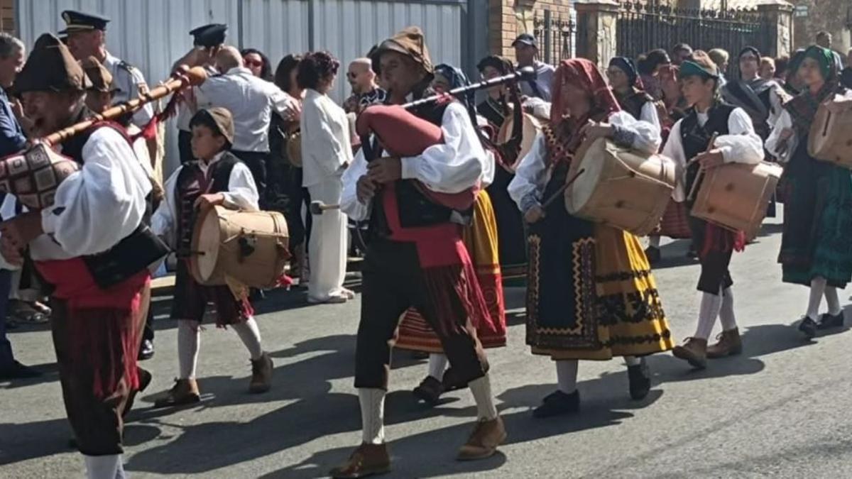 Integrantes de la agrupación "Manteos y Monteras" en un pasacalles festivo.