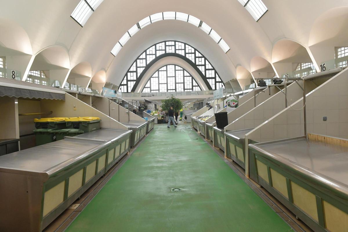 El Mercado de San Agustín con varios puestos vacios