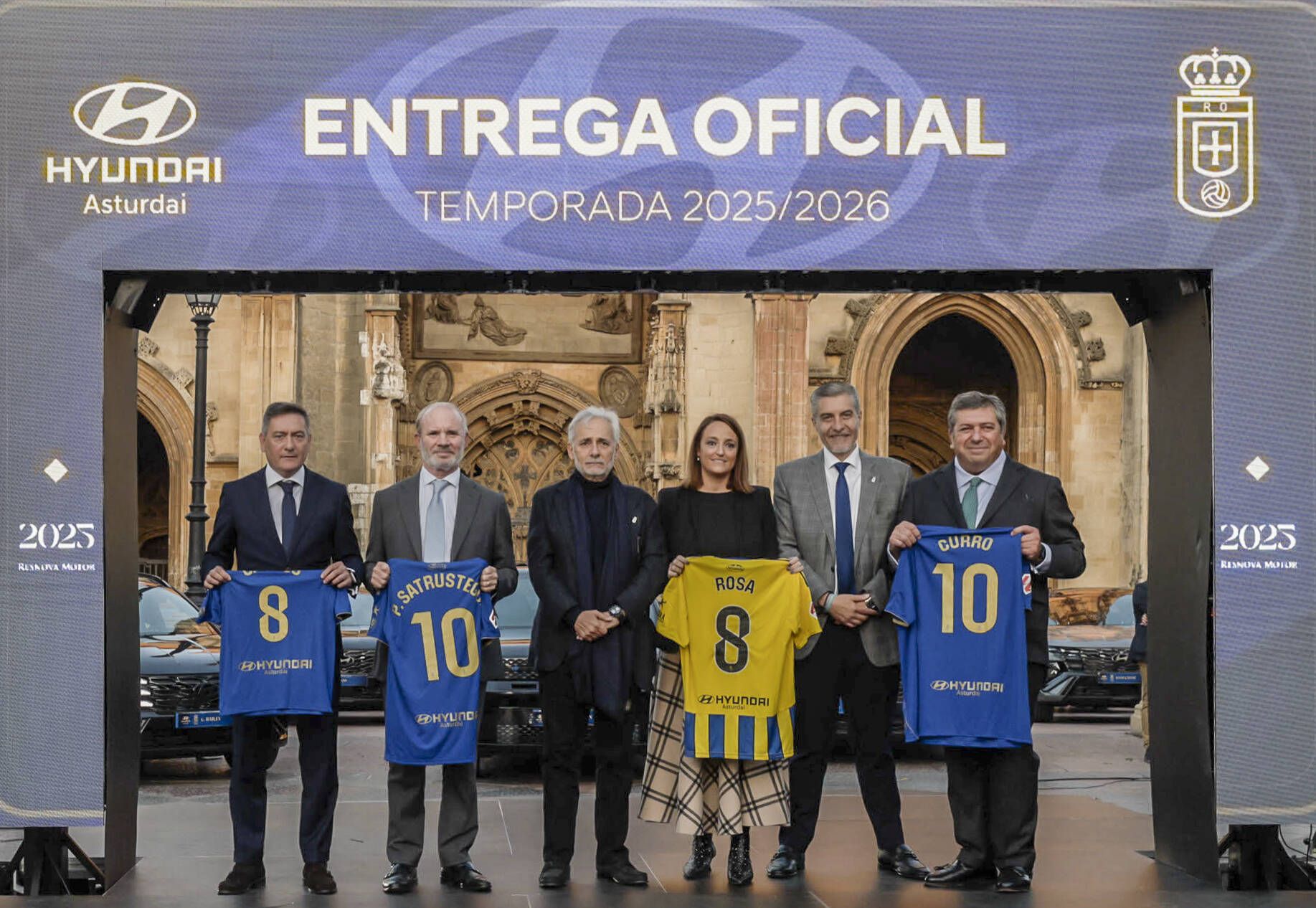 Locura azul en Oviedo: así fue la entrega de los nuevos coches a la plantilla en la plaza de la Catedral