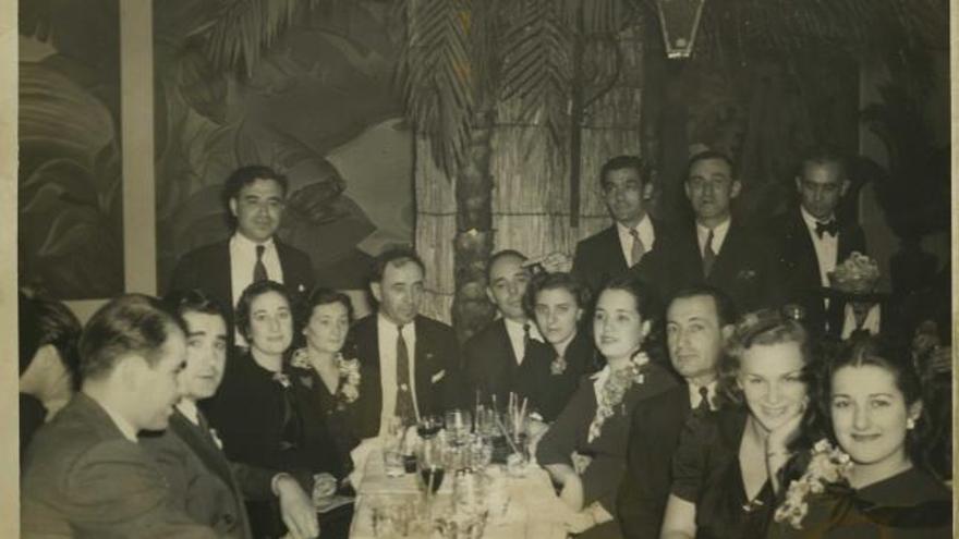 Los empresarios Benito Collada, a la derecha, y Alfredo Díaz, a la izquierda, junto a cuatro invitadas, en El Chico.