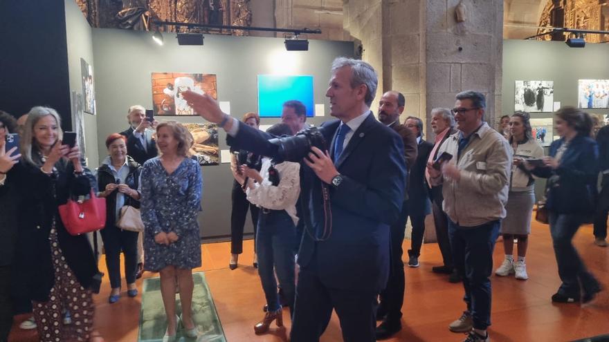 Rueda hace de fotoperiodista en la inauguración de &quot;A Galicia inédita&quot;