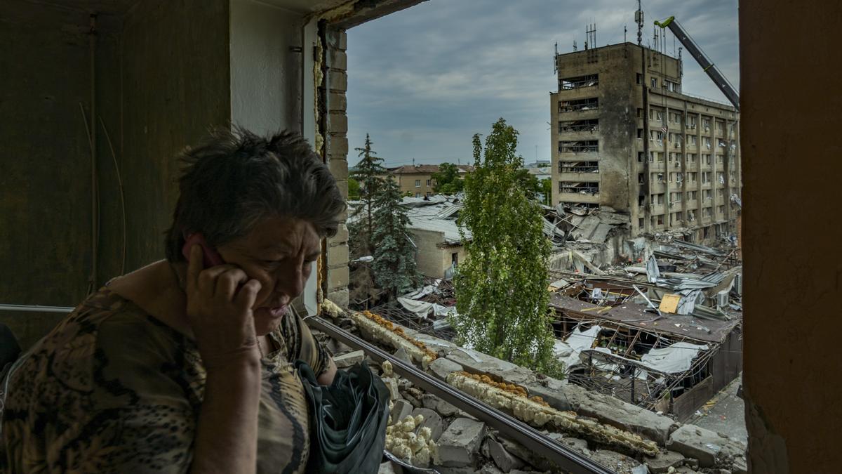 Una mujer ucraniana hablando por teléfono después de un ataque dos días antes