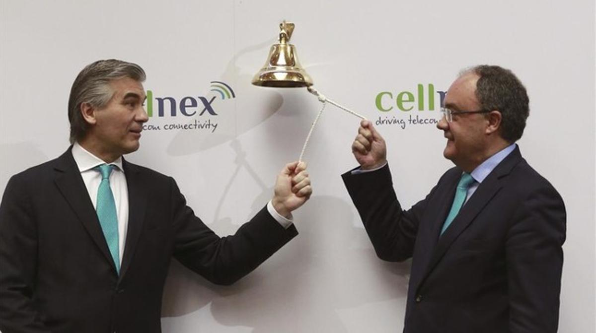 El president d’Abertis, Francisco Reynés (esquerra), i el conseller delegat de Cellnex, Tobías Martínez, durant l’estrena en borsa de la filial d’Abertis.