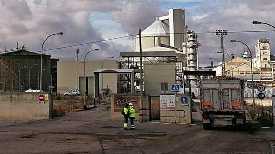 Un camión accede a las instalaciones de la azucarera de Toro en el primer día de campaña remolachera en la zona norte.