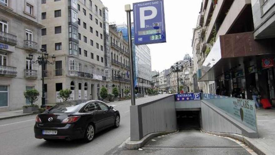 Uno de los accesos al parking de Policarpo Sanz ubicado en la calle García Barbón.  // Jorge Santomé