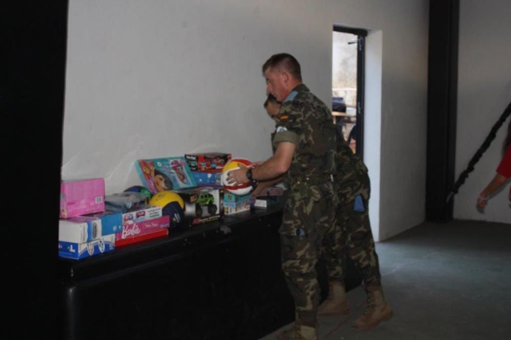 Militares españoles entregan a niños del Líbano juguetes procedentes de Alicante