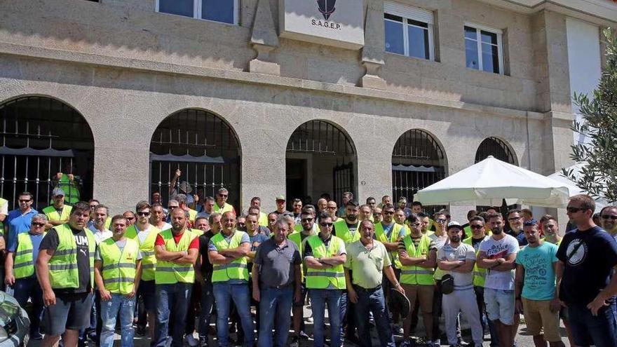 Estibadores vigueses concentrados ante la sede la Sagep durante las últimas huelgas. // Marta G. Brea