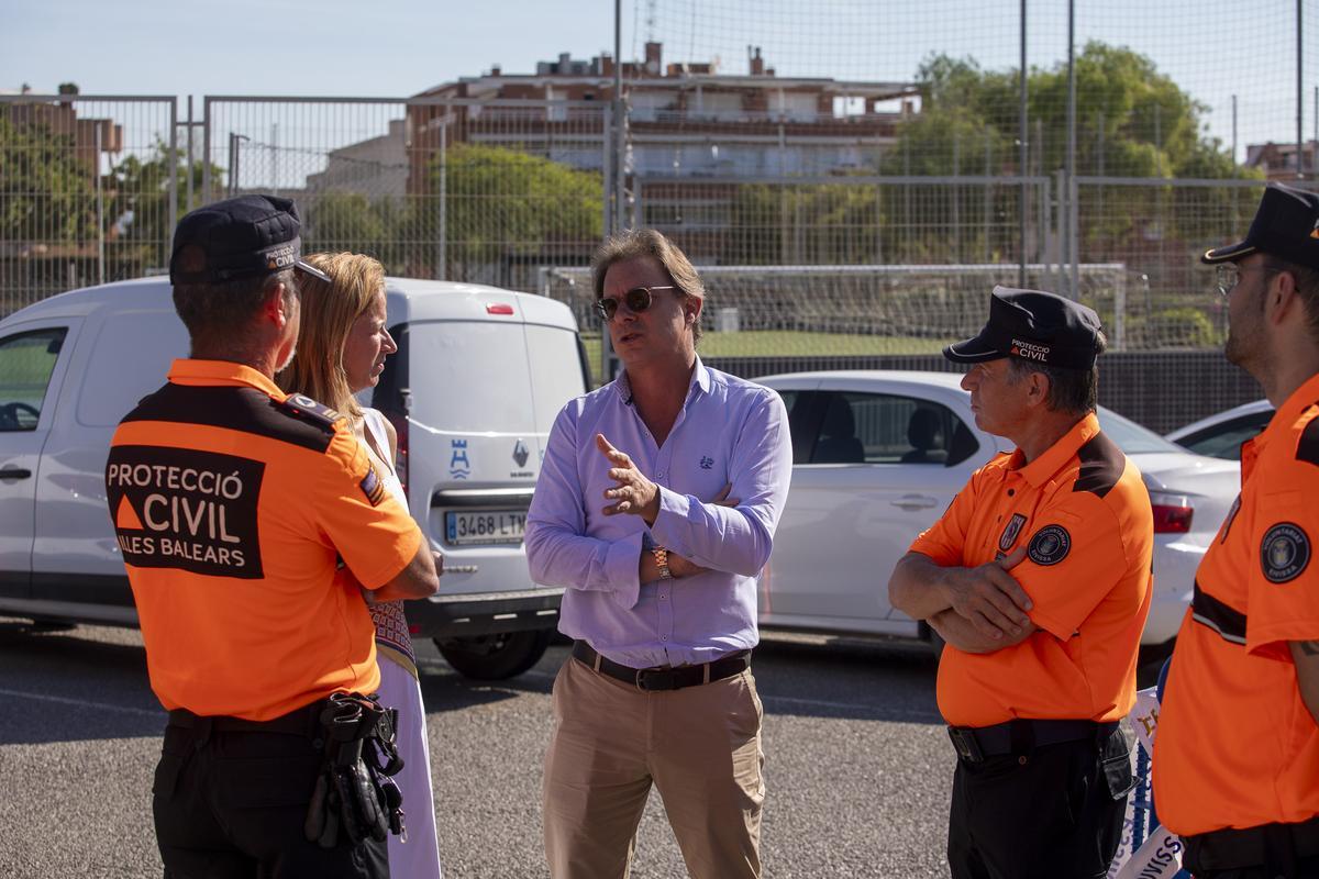 La presentación de la nueva furgoneta de refuerzo para el equipo de Protección Civil de Ibiza