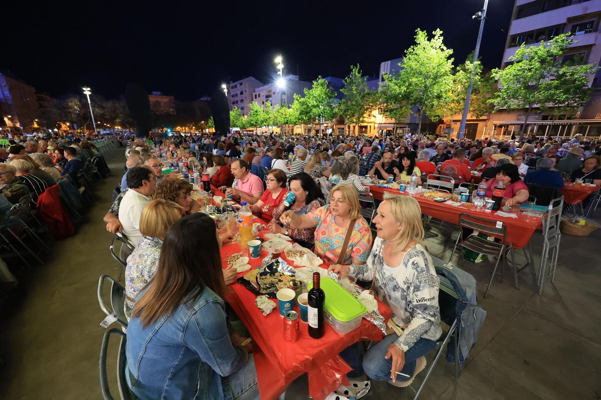Búscate en la galería de fotos del Macrosopar de Veïns de las fiestas de Vila-real