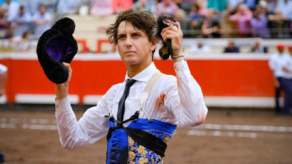 Andrés Roca Rey pasea, maltrecho, la oreja del tercer toro en Bilbao.