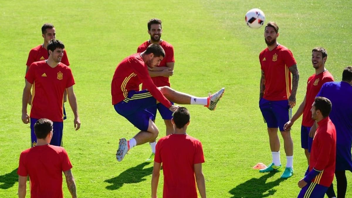 Los jugadores de la selección española, en el último entrenamiento antes del partido contra Italia.