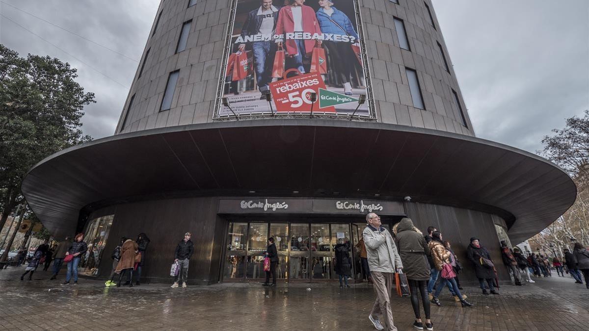 Los grandes centros comerciales, como El Corte Inglés, se suman a las rebajas.