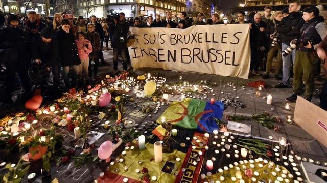 Homenaje a las víctimas de los atentados en la plaza de la Bolsa en el centro de Bruselas.
