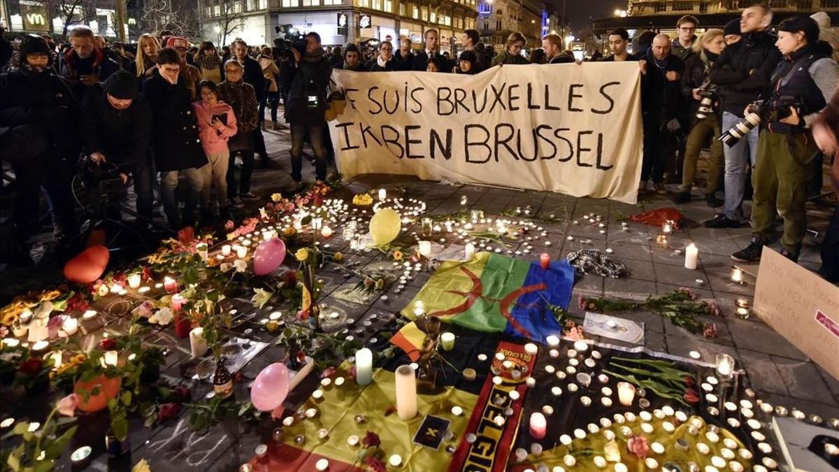 Homenaje a las víctimas de los atentados en la plaza de la Bolsa en el centro de Bruselas.