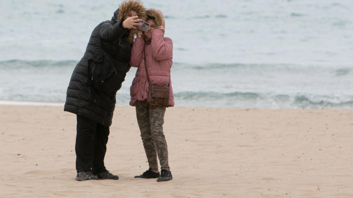 Dos mujeres se fotografía en la playa