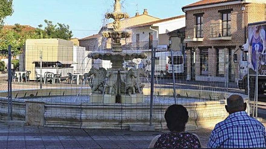 Fuente vallada en la Plaza Mayor de Moraleja del Vino.