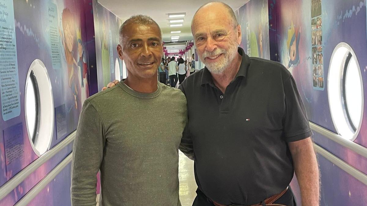 Romário, junto con el director corporativo del hospital, José Álvaro da Silva Carneiro