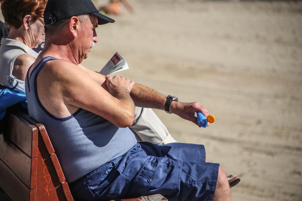 Las inusuales altas temperaturas han animado en los últimos días la afluencia a las playas de la Vega Baja. Aquí imágenes de la playa del Cura en Torrevieja.