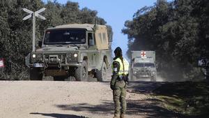 Vehículos militares, entre ellos una ambulancia, en la base de Cerro Muriano, el día de los hechos.