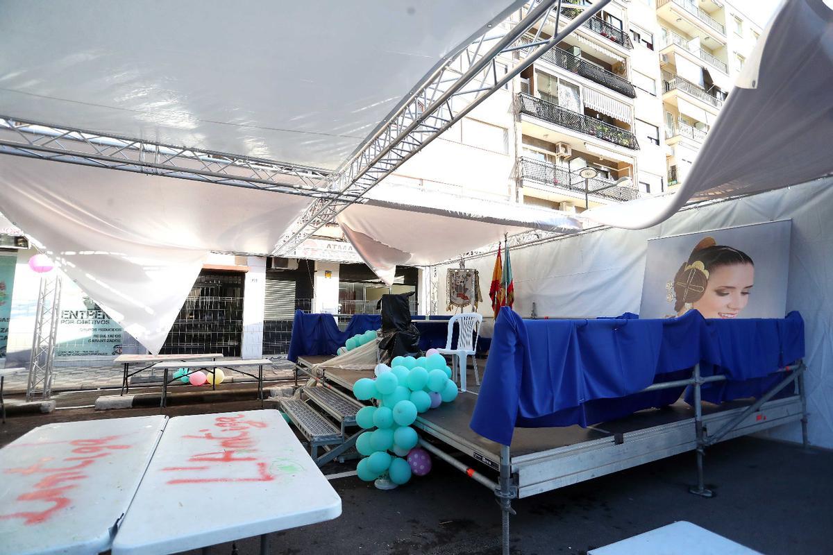 El agua arrasa la carpa de la Falla l'Antiga de Campanar.