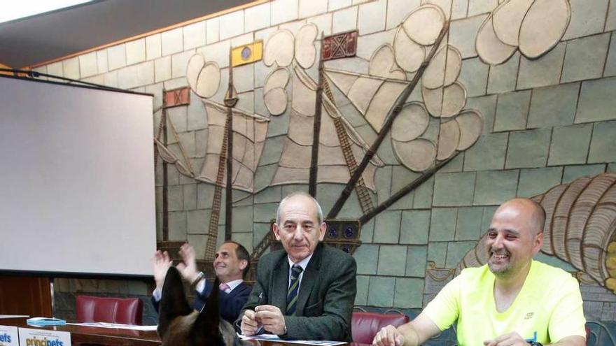 Heriberto Menéndez, Luis Noguera y Pedro Pablo Mesa, ayer, en la Cámara de Comercio; delante, el perro &quot;Yack&quot;.