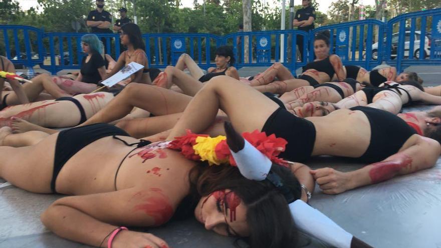 Antitaurinos protestan momentos antes del pregón de Enrique Ponce en Murcia