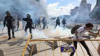 Cinco personas detenidas y nueve policías heridos durante las protestas por la vivienda en València