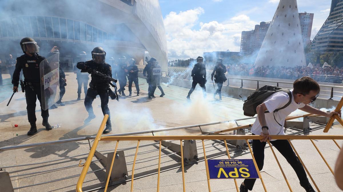 La protesta por la vivienda en València se salda con nueve policías heridos y una persona detenida