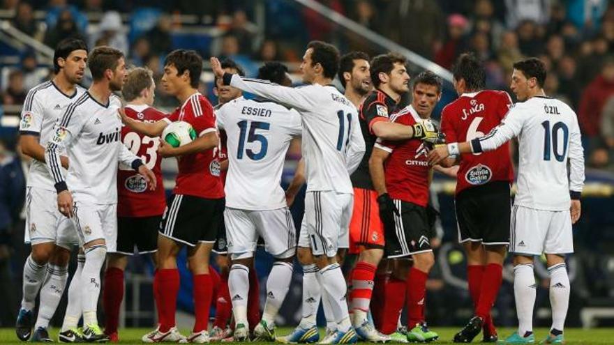 Los jugadores del Celta y del Real Madrid se enzarzan en una discusión durante el encuentro de ayer. // LOF