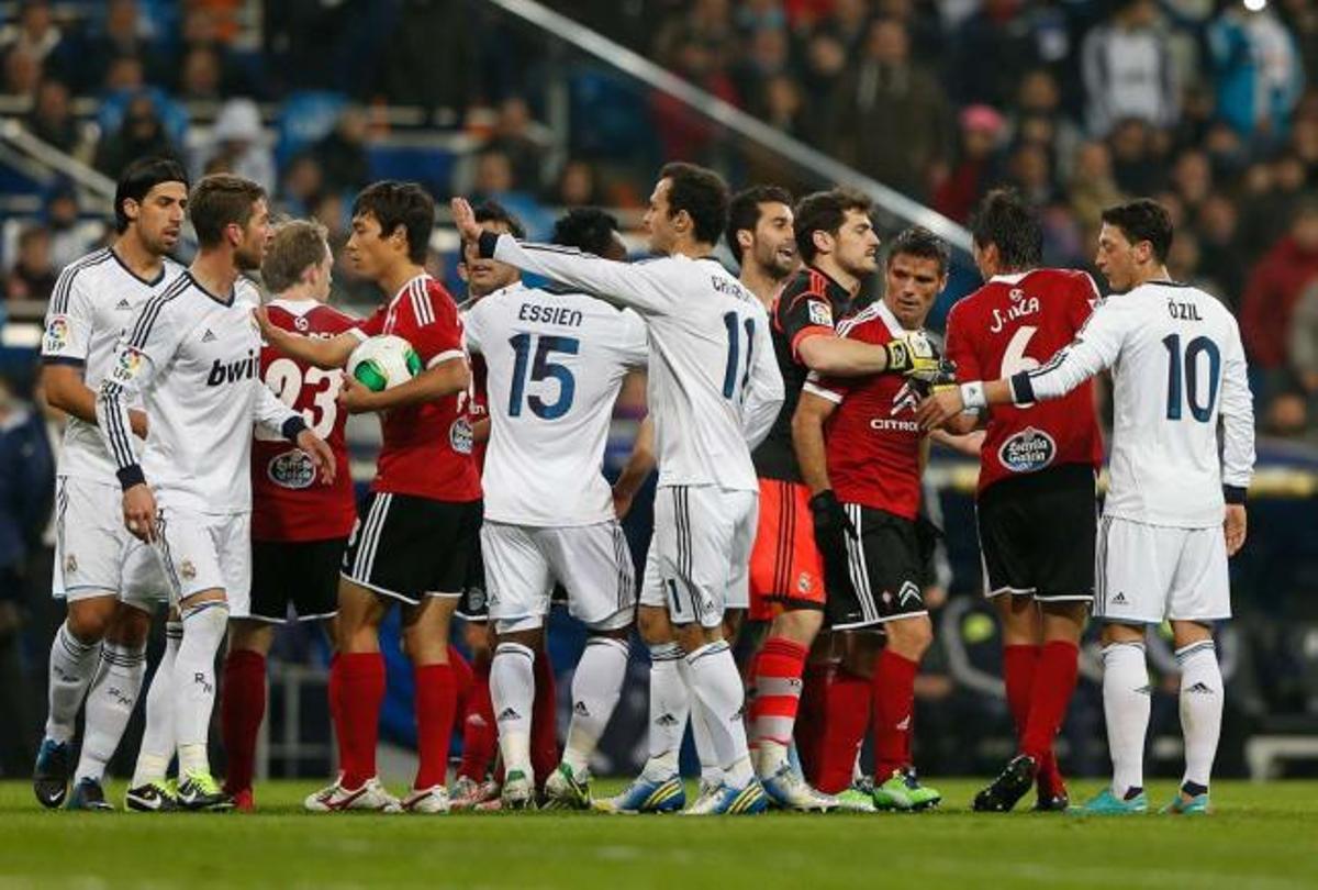 Los jugadores del Celta y del Real Madrid se enzarzan en una discusión durante el encuentro de ayer. // LOF