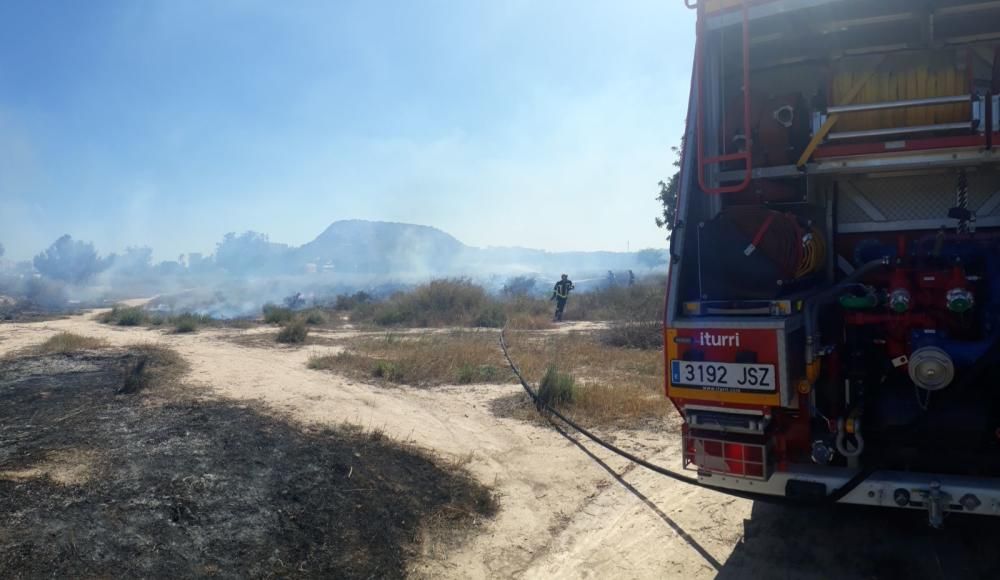 Incendio de matorrales en el Camino de Benimagrell