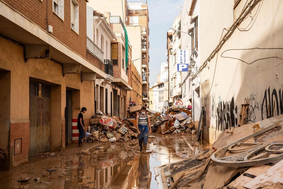 Muebles y enseres domésticos se amontonan estos días en las calles de los municipios más afectados por la DANA.
