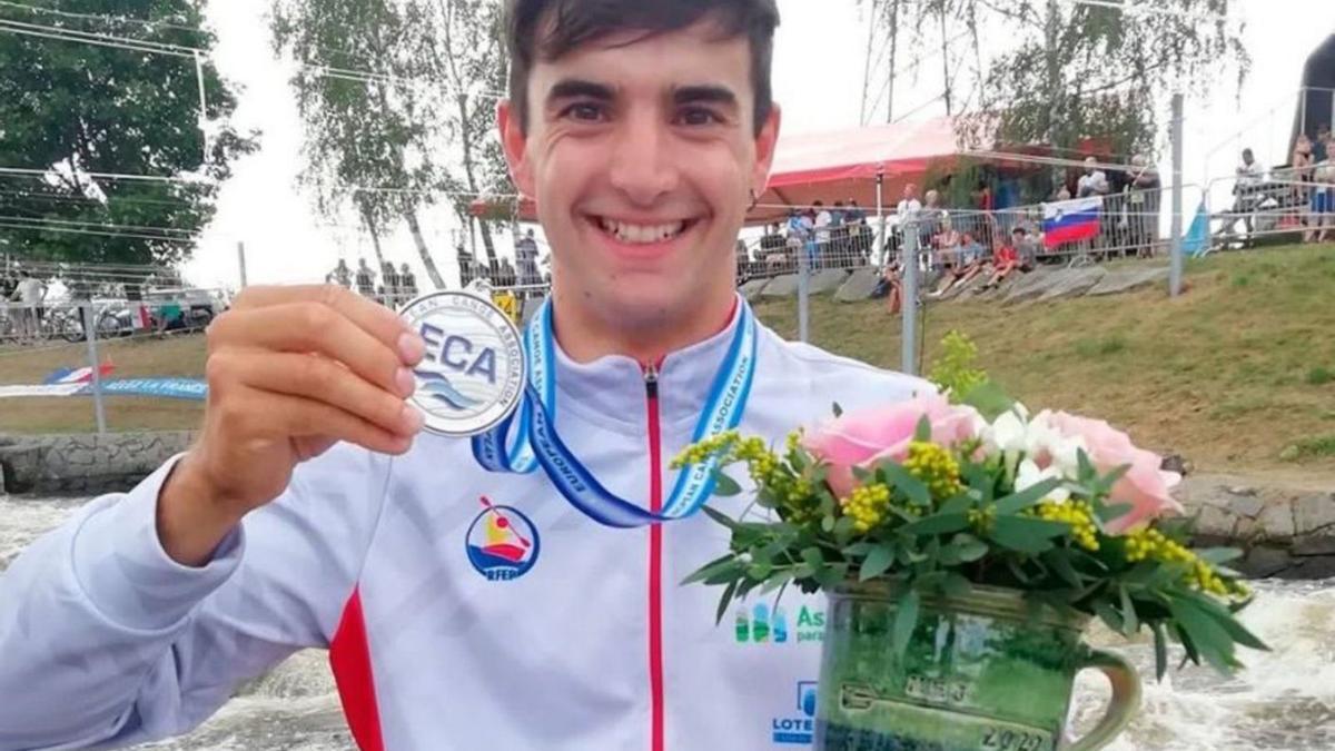 Miquel Travé llueix la medalla de plata que va aconseguir en la final de caiac | ECA