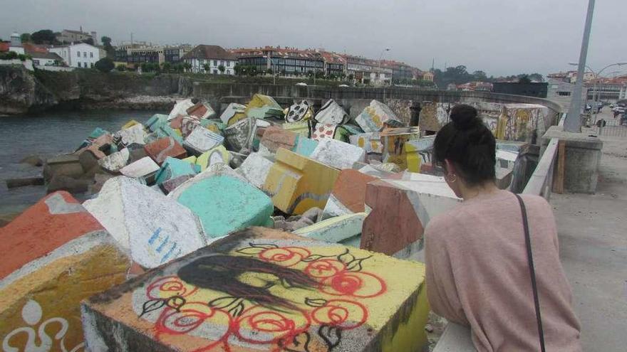 Una turista contemplando el cubo pintarrajeado, ayer.