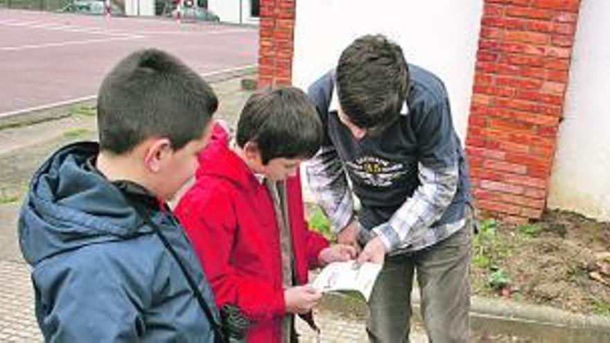 Niños jugando en el colegio santirseño. | t. cascudo