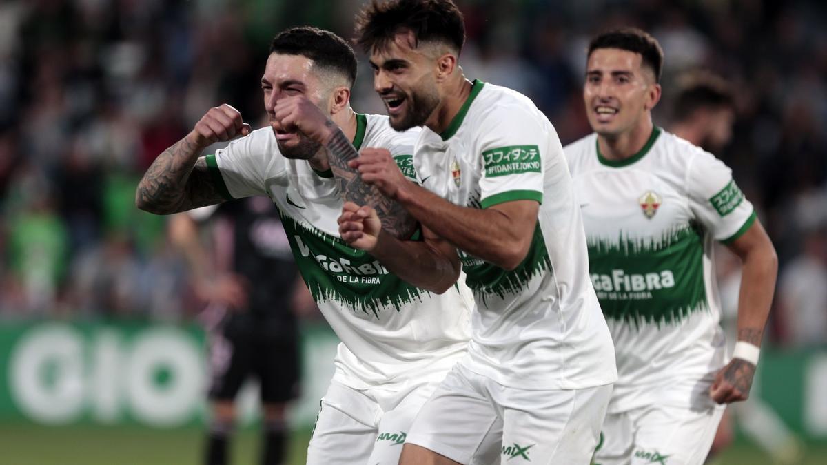 Arnau Puigmal celebra un gol con Tete Morente en el Elche.