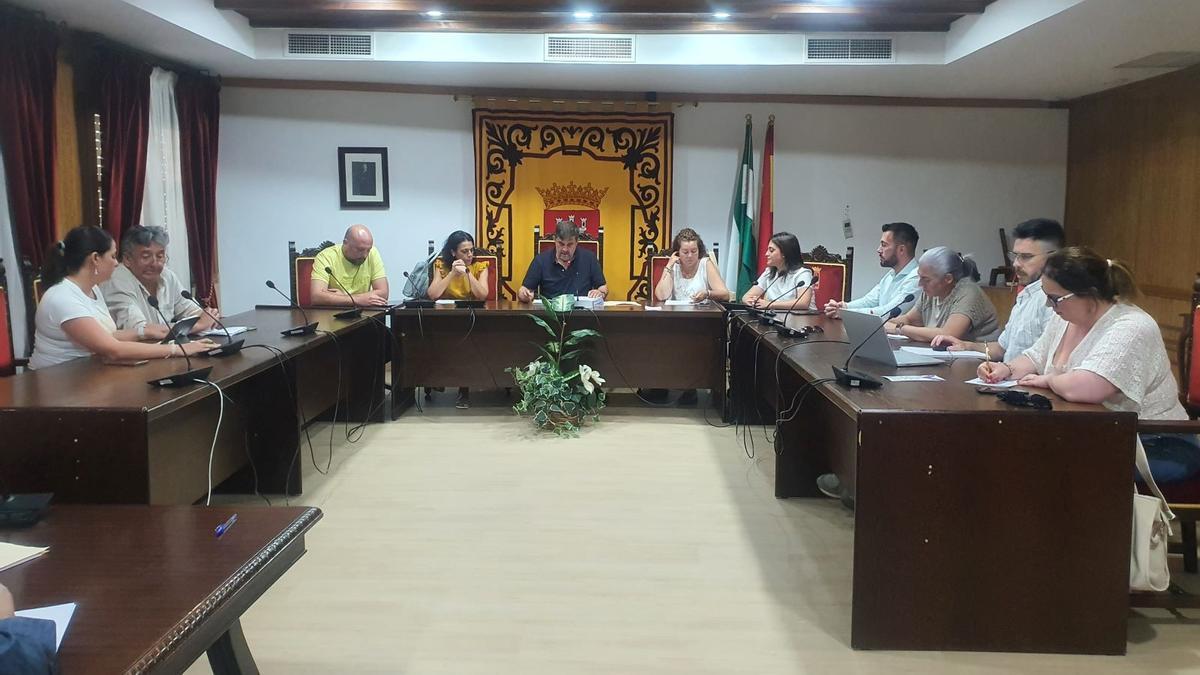 Un momento del pleno de la Corporación municipal de Almodóvar.