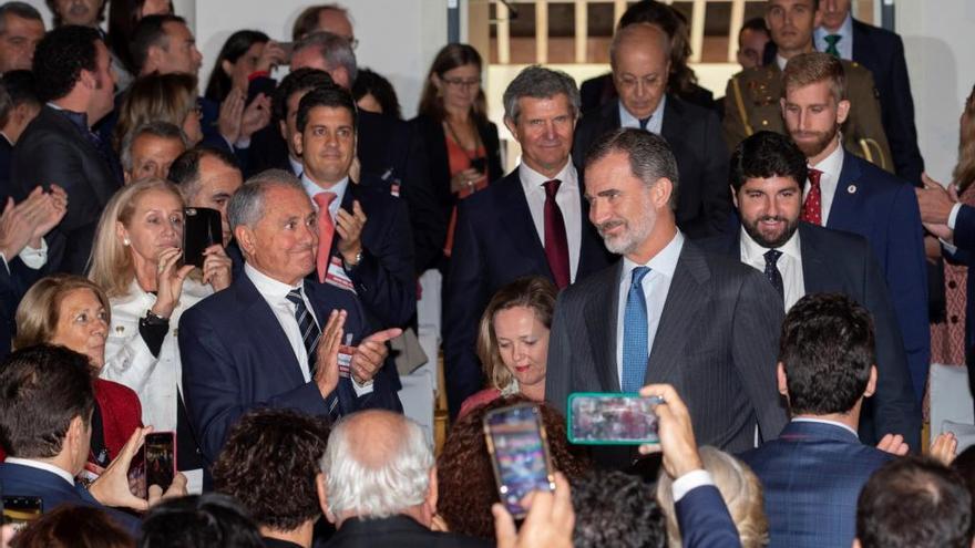 Felipe VI, ayer, a su llegada al auditorio de Murcia donde se celebró el congreso anual del Instituto de la Empresa Familiar.