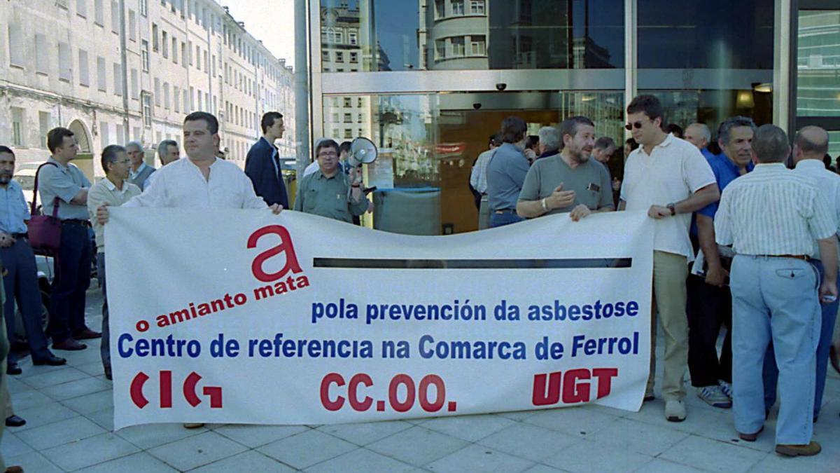 Concentración de 2002 en Ferrol, cuando empezaron a movilizarse los primeros afectados. |   // J.ANTÓN