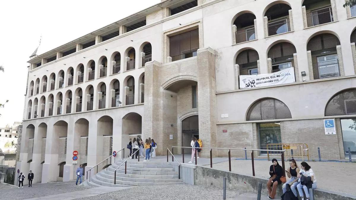 L’entrada de la Facultat de Lletres de la Universitat de Girona.