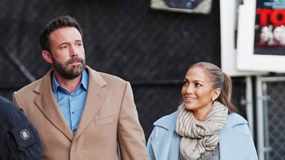 Ben Affleck y Jennifer Lopez de la mano por Los Ángeles